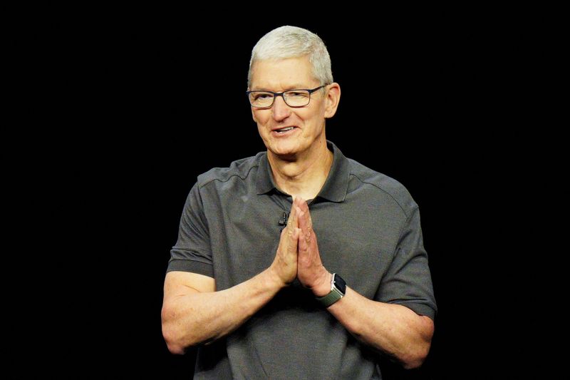 The largest stock sale in the past two years nets Apple CEO Tim Cook $41 million.
