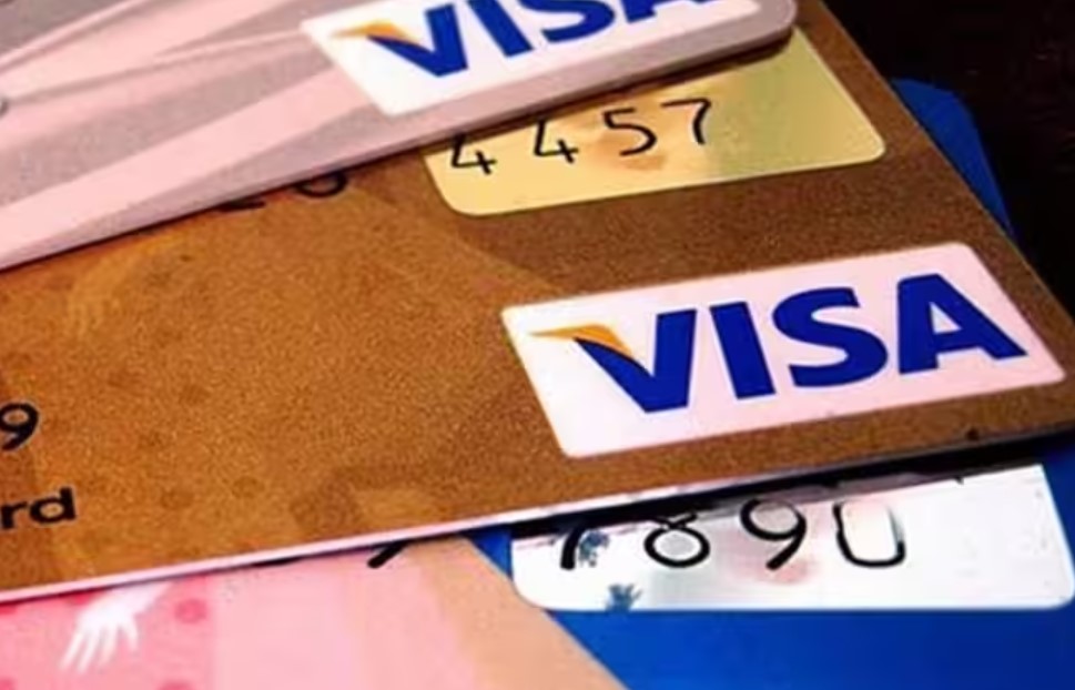 The best credit cards for cashbacks and benefits throughout the holiday season include SBI, HDFC Bank, ICICI Bank, and more.